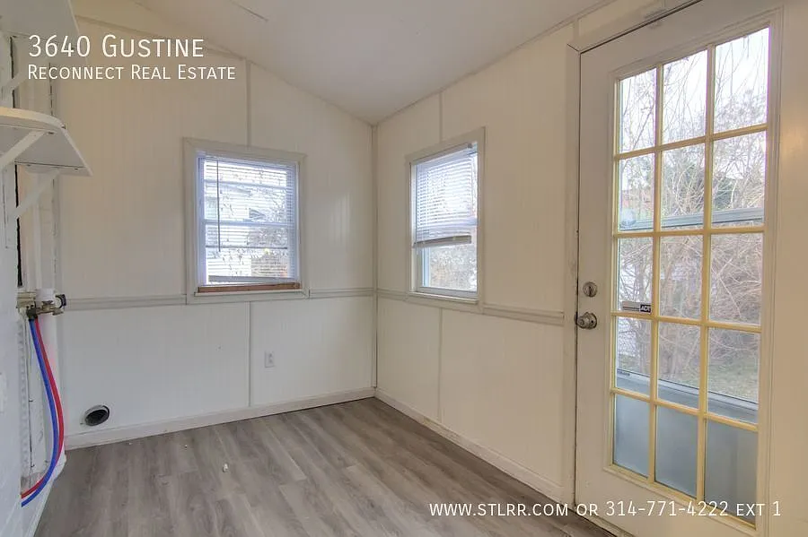 Great updated 2 bedroom 1 bath unit with great layout only available for move in October 10th! — Photo 4