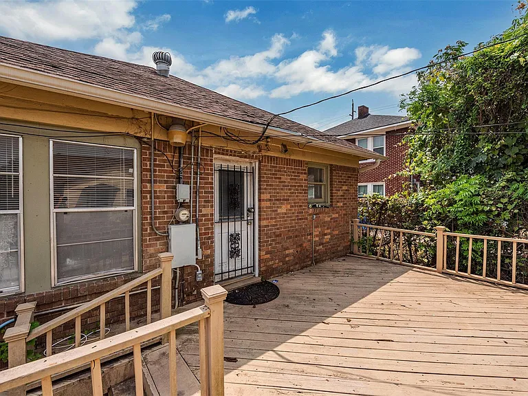 2611 Rosewood St — Photo 20