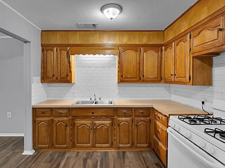3824 James Ave — Photo 7