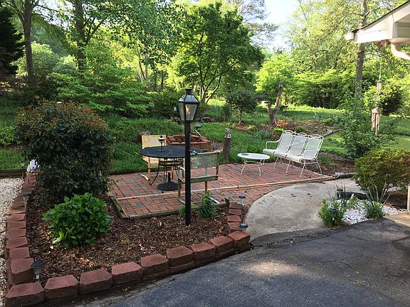 Patio w/ fire pit & gas lamp