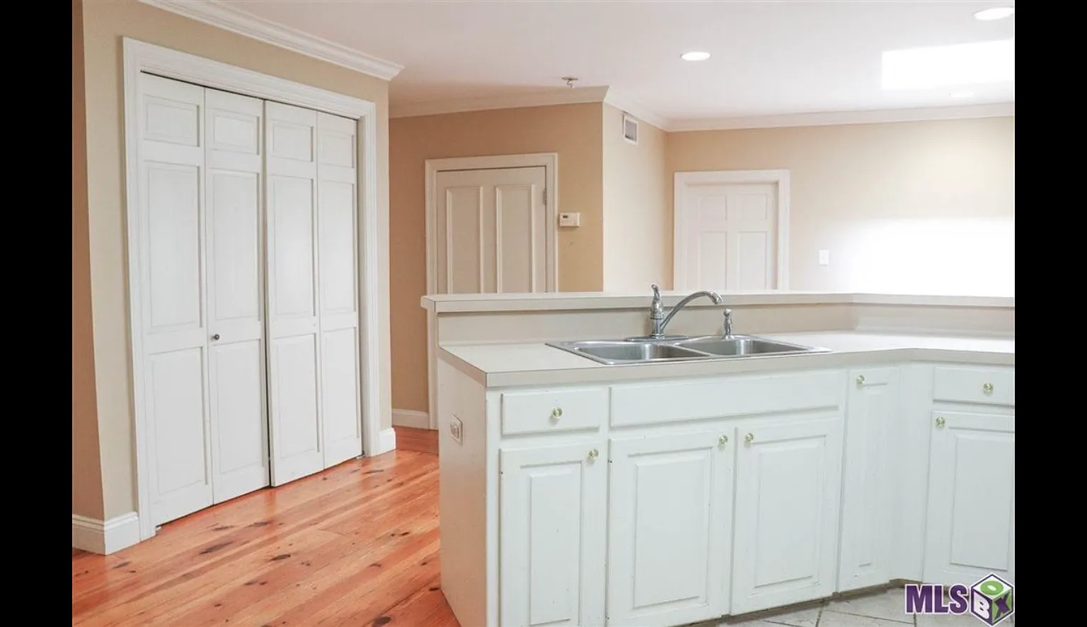 2BR 2BA 3rd Street Downtown — Photo 4