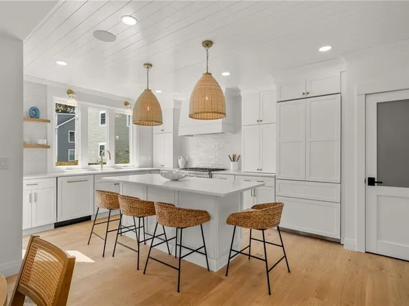 7 Wellington Ave, Newport, RI 02840