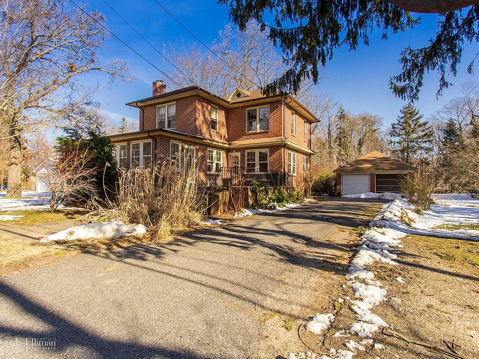 1st image of 27 Chateau Dr