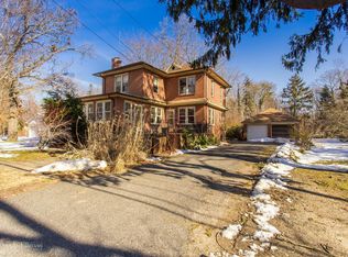 27 Chateau Dr, Oakdale, NY 11769