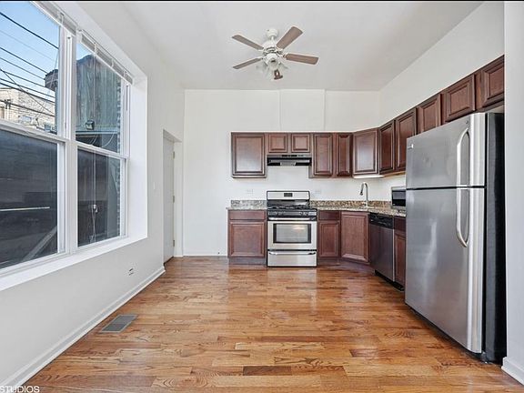 3rd image of 1524 N Western Ave #1