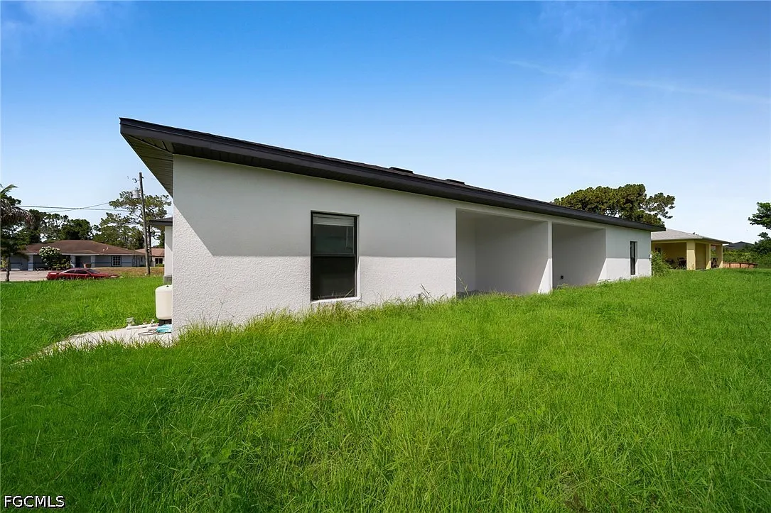 3 bed, 2.0 bath, 1200 sqft, $1,800 — Photo 2