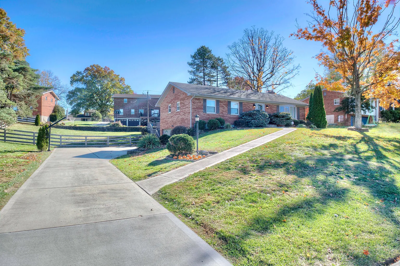 742 Robin Ln photo 1