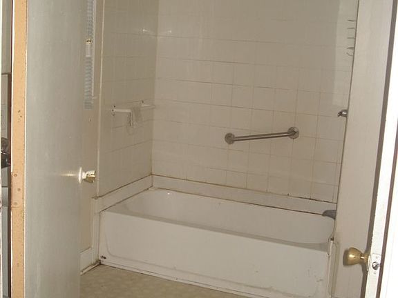 5th image of 824 Williams St
