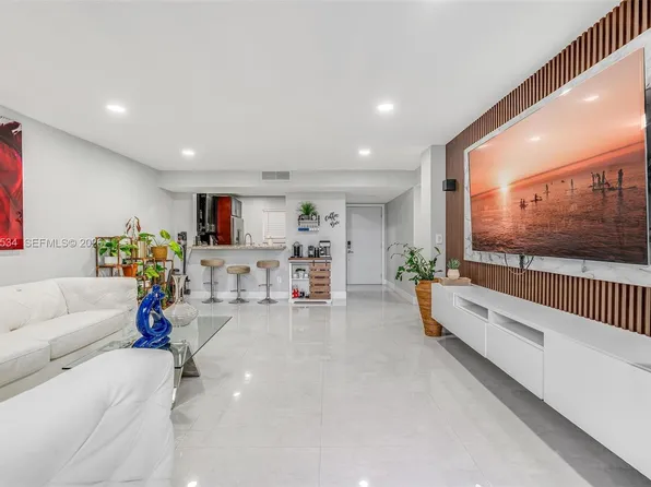 8635 NW 8th St APT 413, Miami, FL 33126