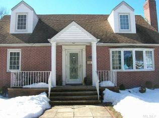 8632 262nd St, Floral Park, NY 11001