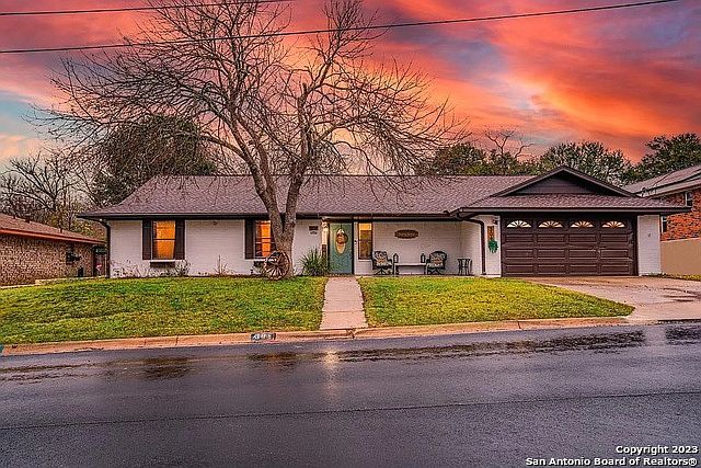 1st image of 304 STEPHANIE DR
