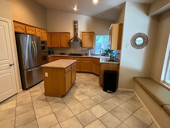 Kitchen w/island, granite counter tops, pantry & stainless steel appliances
