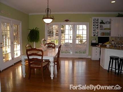 Large, eat in kitchen