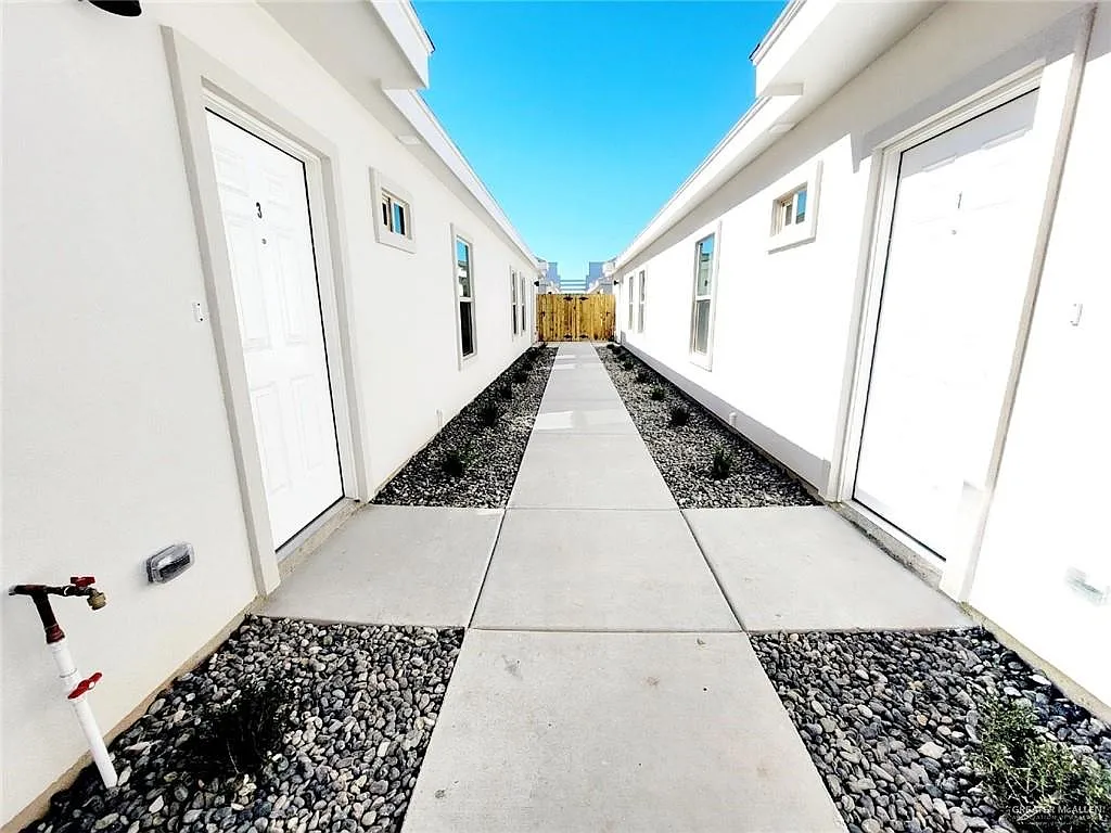 3 bed, 2.0 bath, 1078 sqft, $1,125 — Photo 2