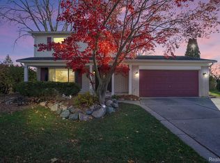348 Randall Dr, Troy, MI 48085