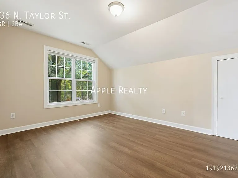 836 N Taylor St — Photo 11