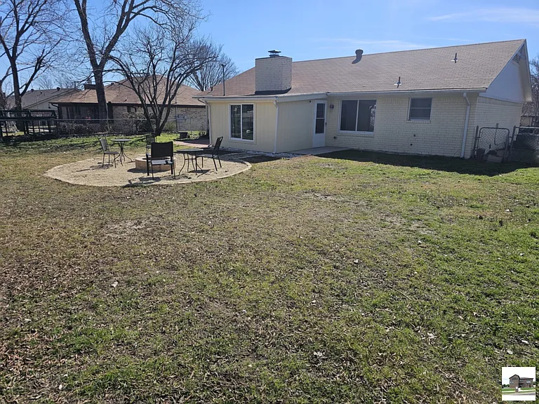 211 E Hogan Dr — Photo 27