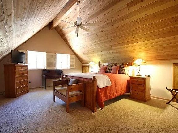 Creekside Retreat-Masterbedroom Suite w King Bed