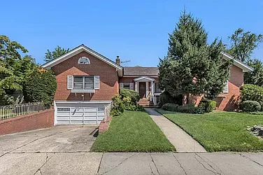 159-15 35th Avenue in Murray Hill (Queens)