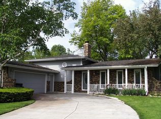 12S018 Robert Dr, Naperville, IL 60564