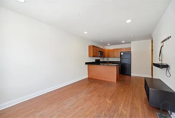 4 bed, 1153 sqft, $2,220 — Photo 3