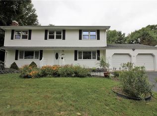 40 Tall Oaks Dr, East Brunswick, NJ 08816