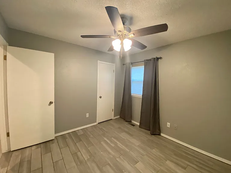 2433 Shady Tree Ln — Photo 17