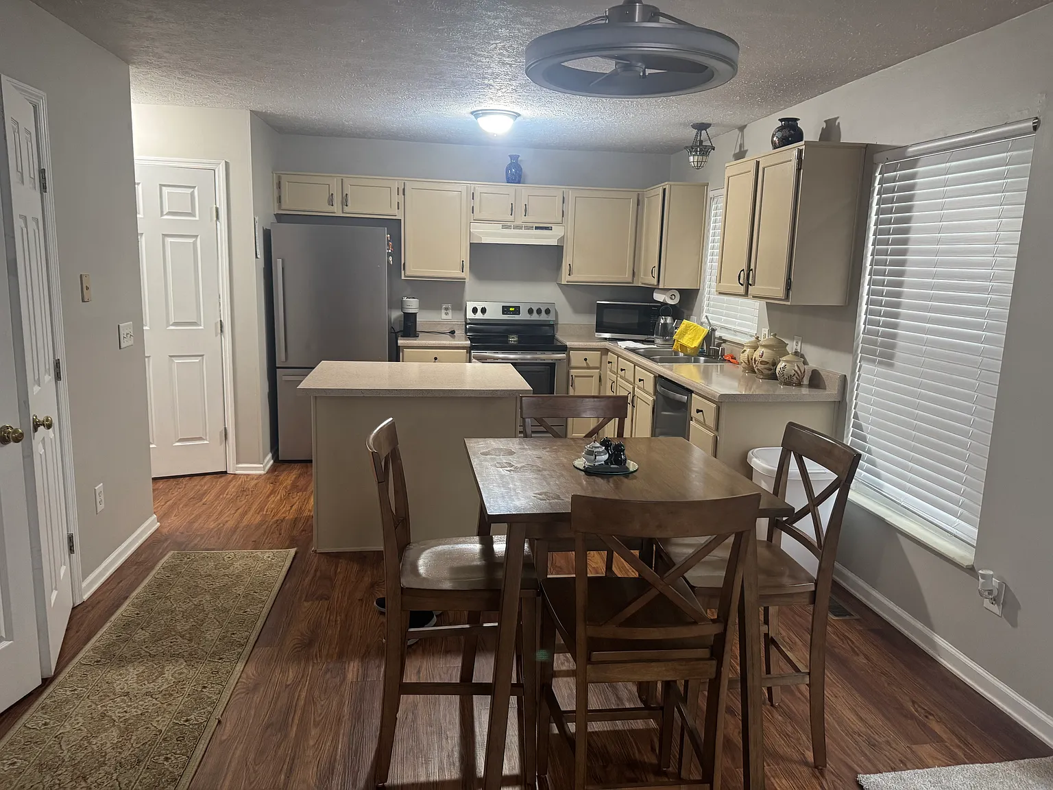 4 bed, 2.5 bath, 2558 sqft, $3,500 — Photo 4