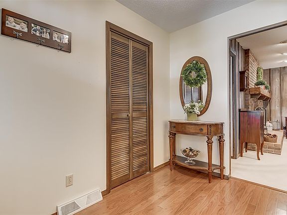 3rd image of 814 Oxford Dr