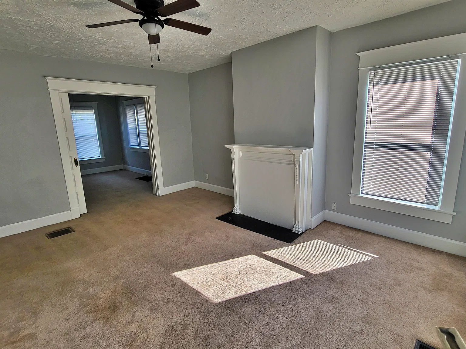 1 bed, 1.0 bath, 744 sqft, $1,050 — Photo 3