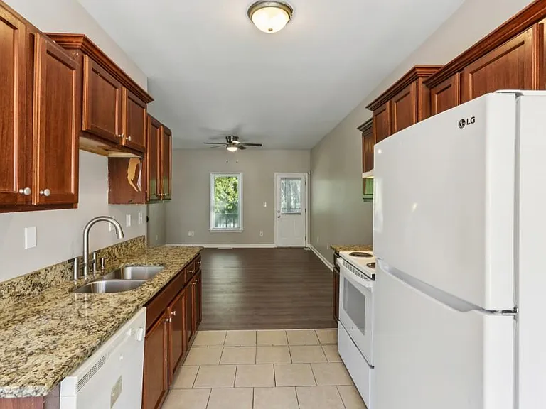 739 Prince Pl NW — Photo 16