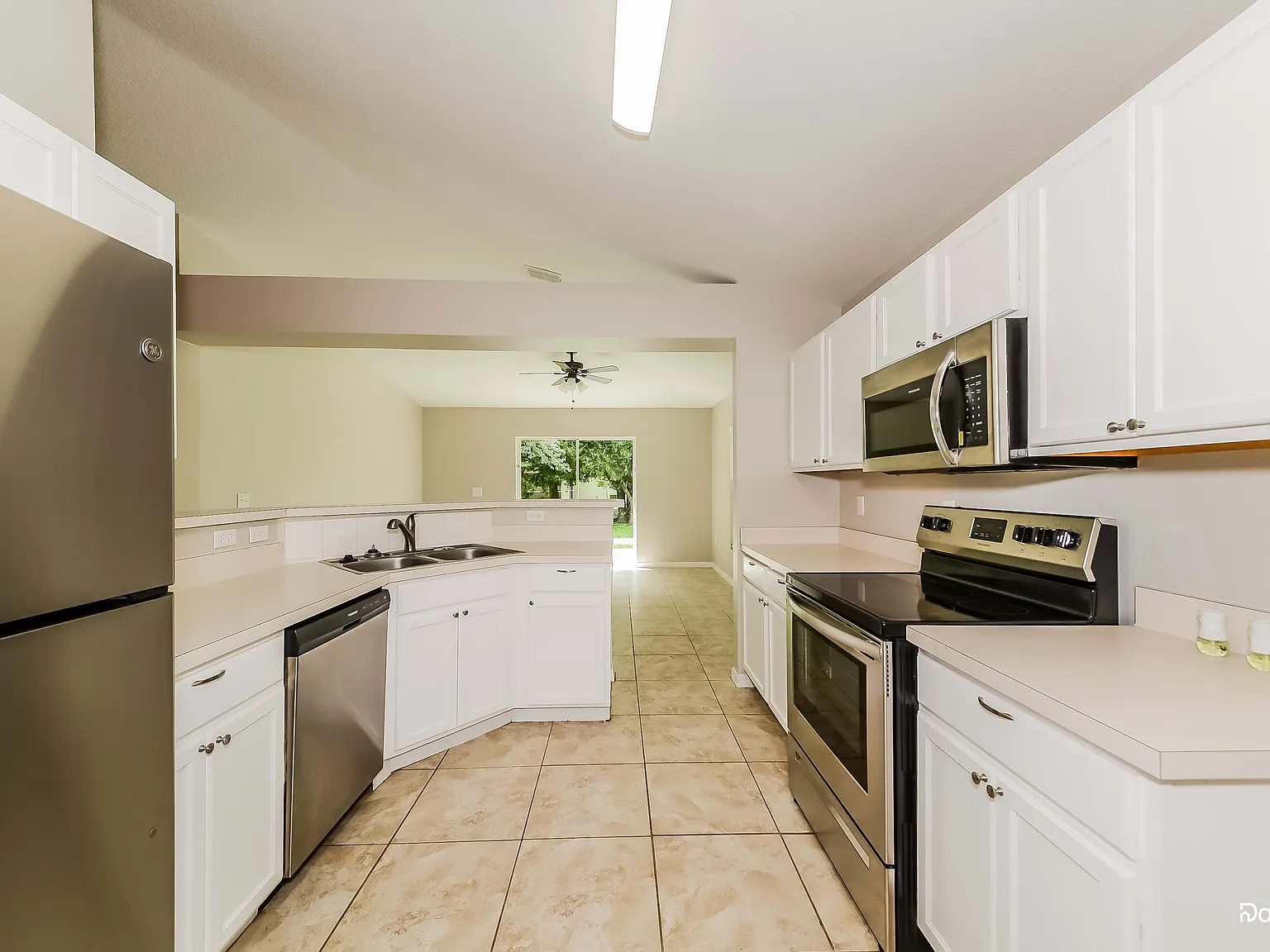 4 bed, 2.0 bath, 1465 sqft, $2,090 — Photo 2