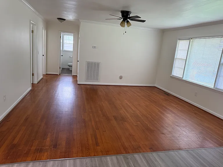 905 Avenue G SE — Photo 10