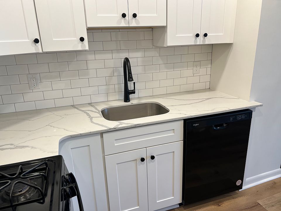 Kitchen - quartz countertops