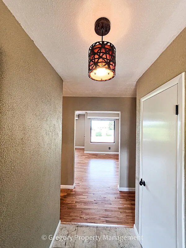 3 bed, 2.0 bath, 1415 sqft, $3,300 — Photo 4