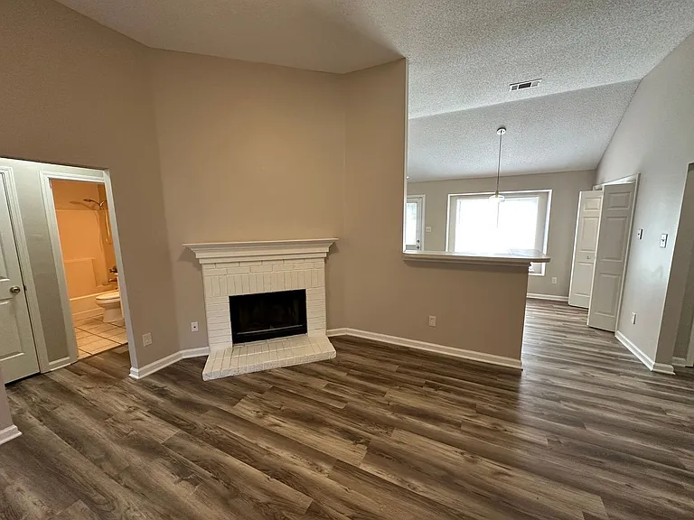 3812 Clarion Dr — Photo 4