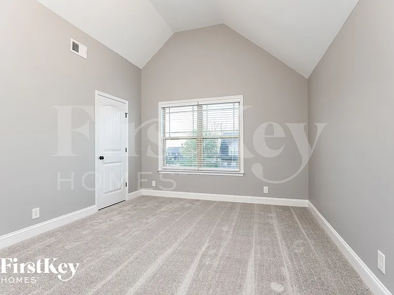 1499 Amberley Dr — Photo 12