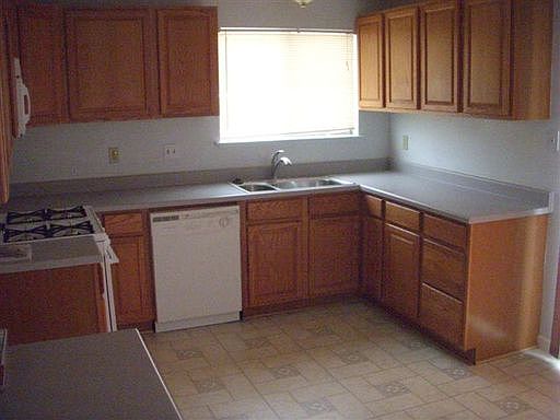 4th image of 10 Valerie Cir