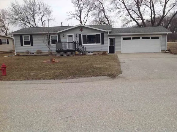 1022 Triangle Dr, Shell Rock, IA 50670