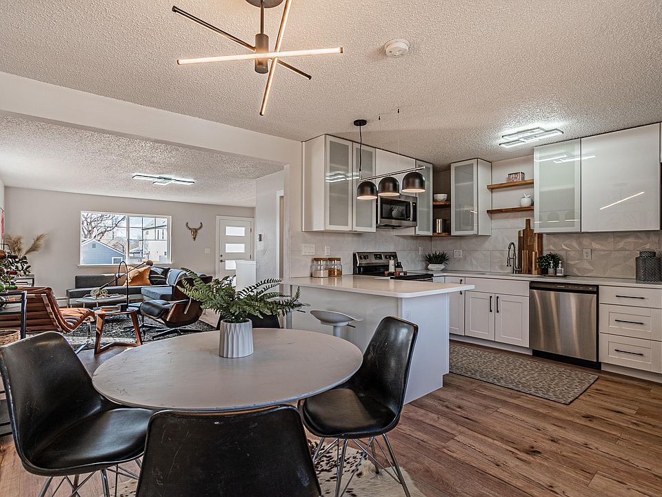 Open floor plan- kitchen to Family room