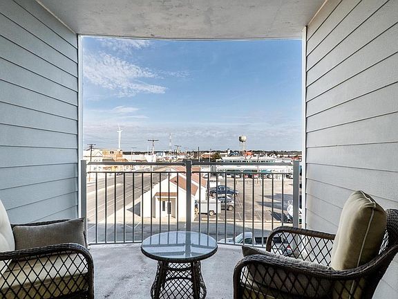 5th image of 1021 Main St #202