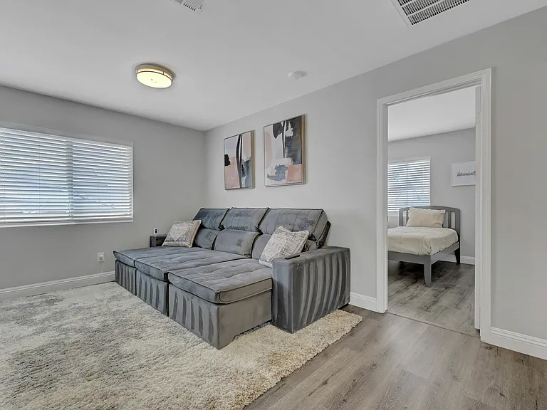 2239 Le Conte Ave — Photo 43