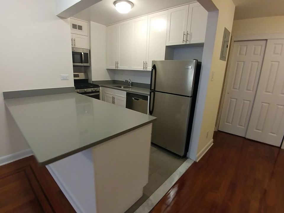 2nd image of 3135 Crescent St APT 6C