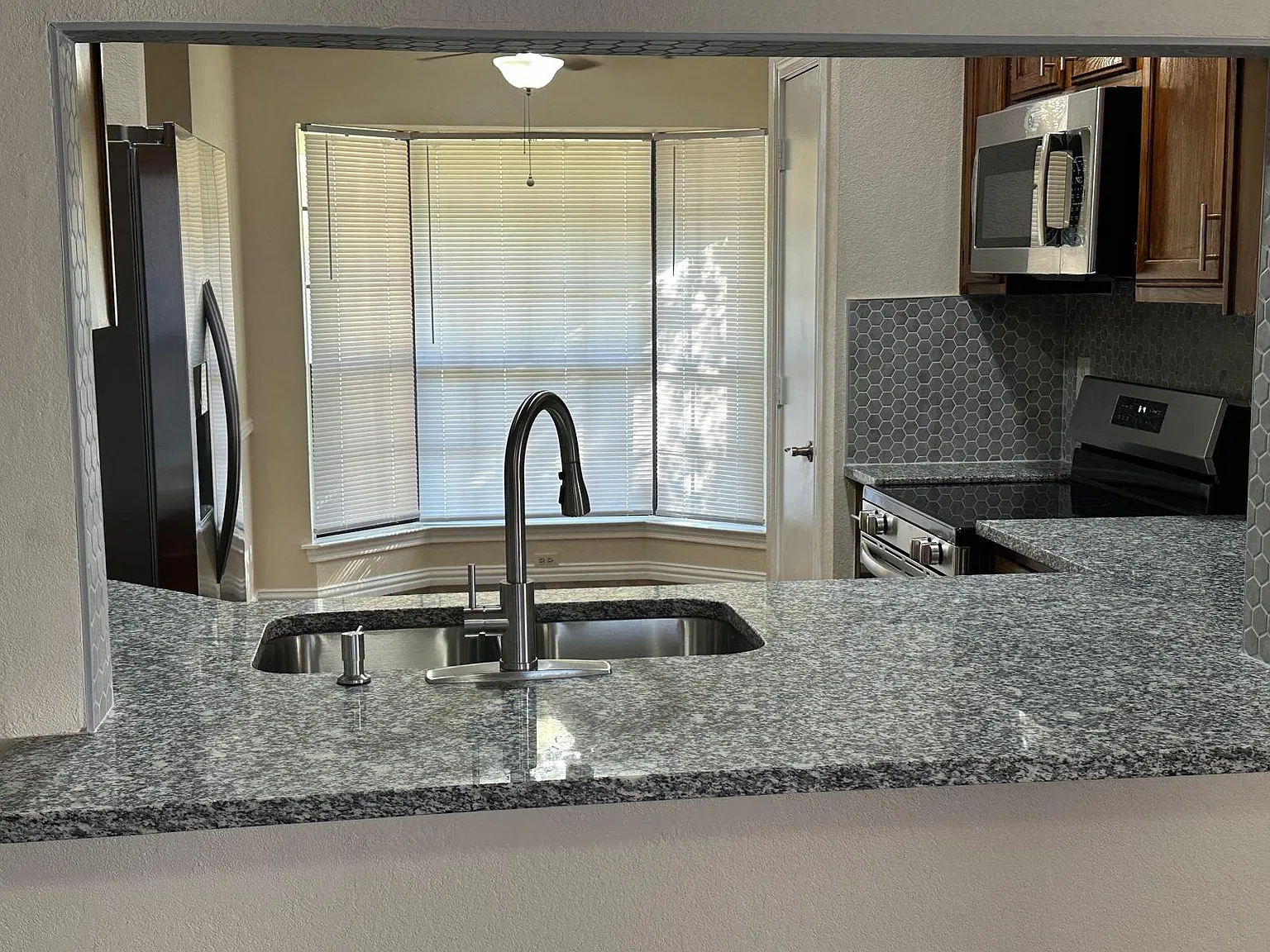 3 bed, 1376 sqft, $2,300 — Photo 3