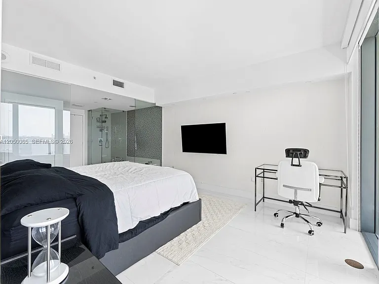 650 NE 32nd St #1201 — Photo 10