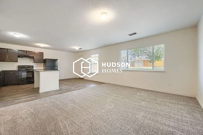 3 bed, 2.0 bath, 1319 sqft, $2,085 — Photo 4