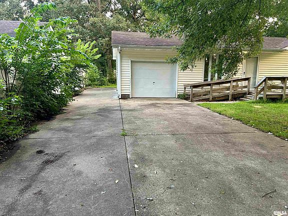 3rd image of 210 E 19th St #C