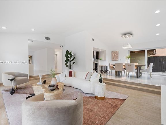 3rd image of 20205 NE 10th Pl