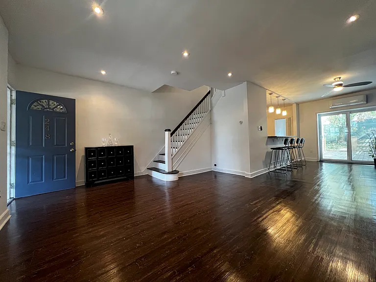 248 E Queen Ln — Photo 25