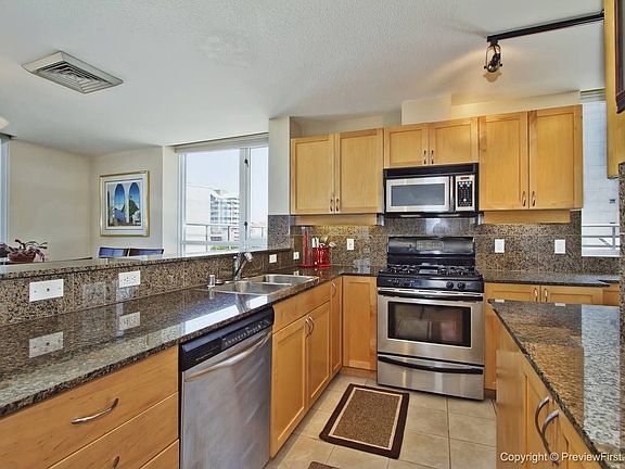 Spacious Kitchen!!
